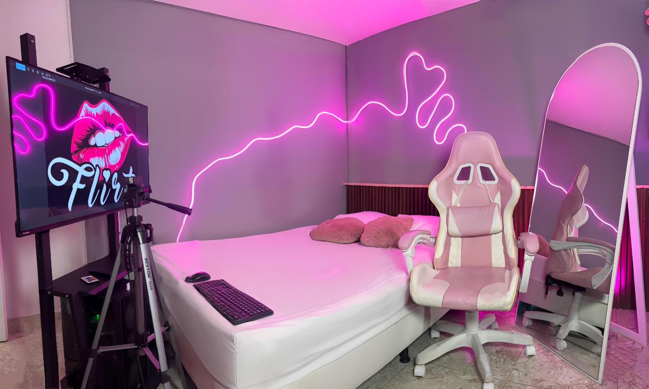 Sala con luces neón rosadas y silla gamer
