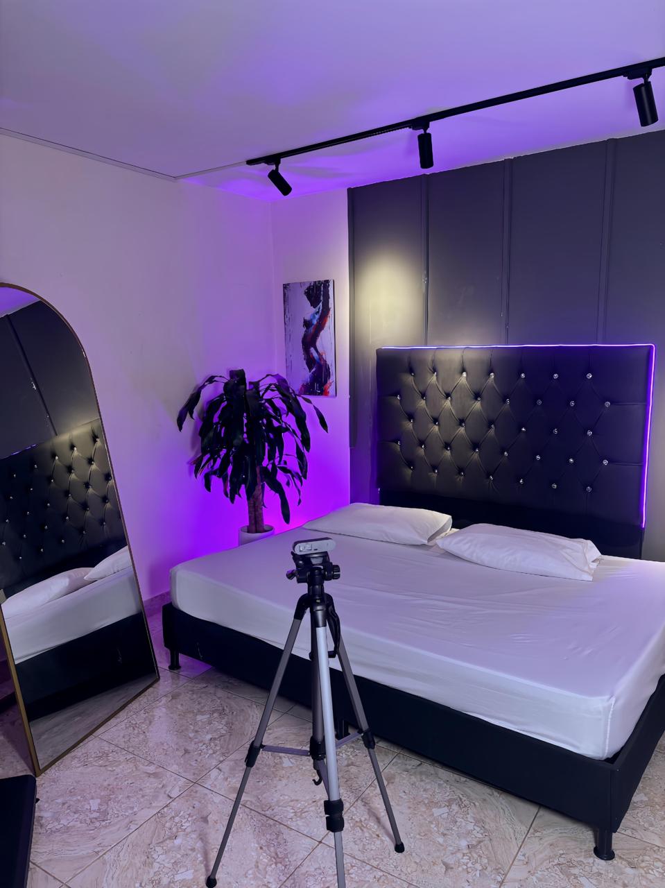 Habitación con iluminación violeta