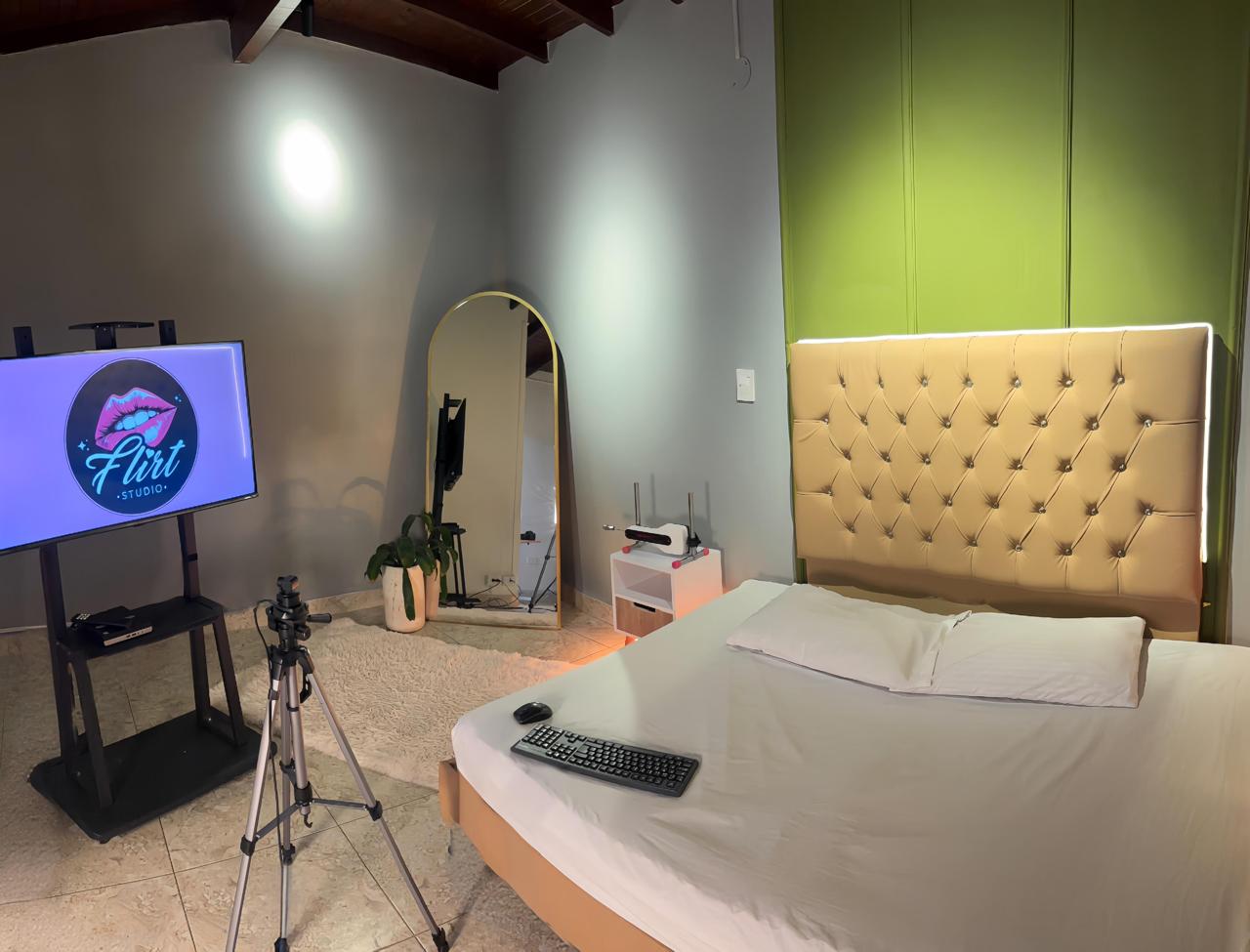 Habitación con cabecero verde
