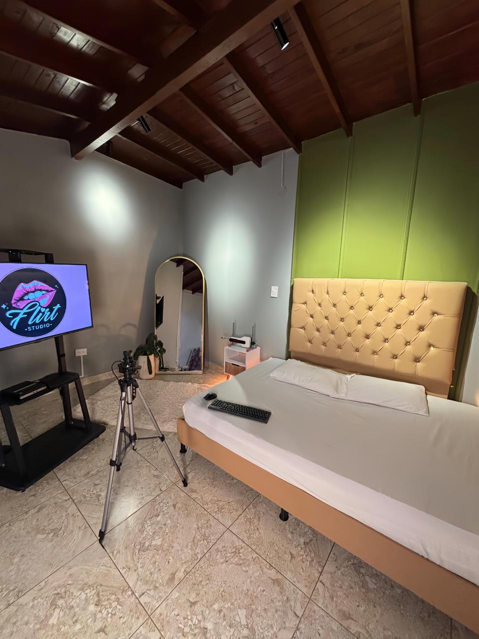 Suite con cabecero verde