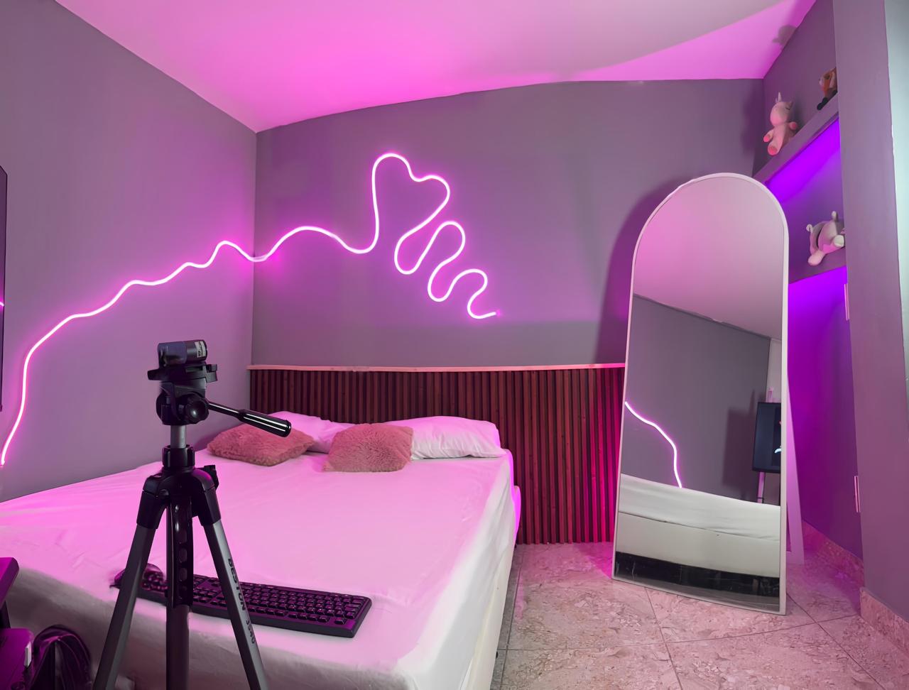 Suite con luces neón rosadas